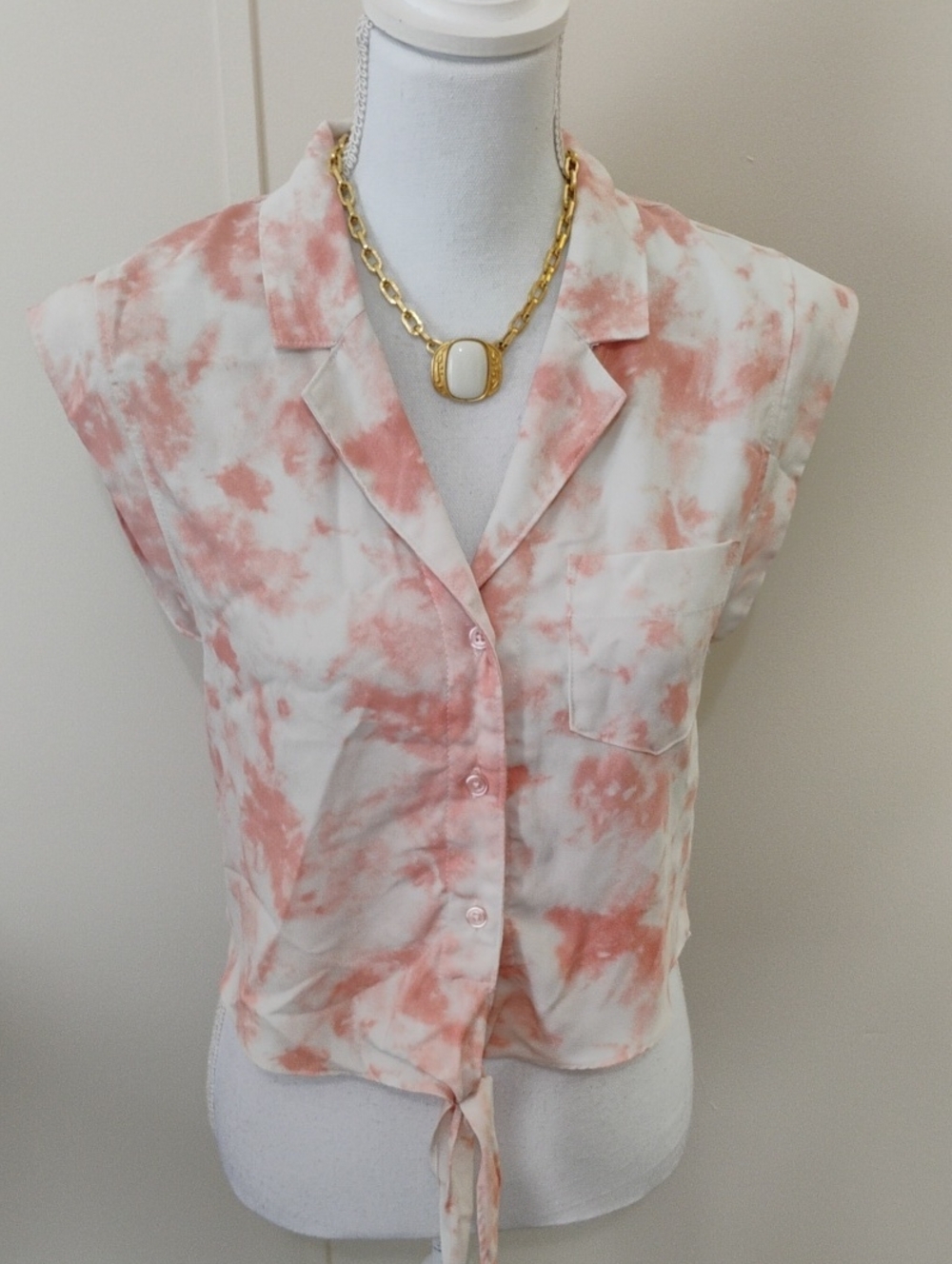 NWOT BCBG Sleeveless Tie-Front Blouse in Blush and White